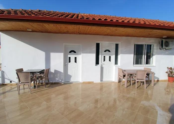 Ξενοδοχείο με διαμερίσματα Seaside Genti Pollo