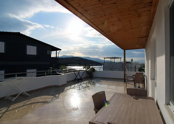 Ξενοδοχείο με διαμερίσματα Seaside Genti Pollo 3*